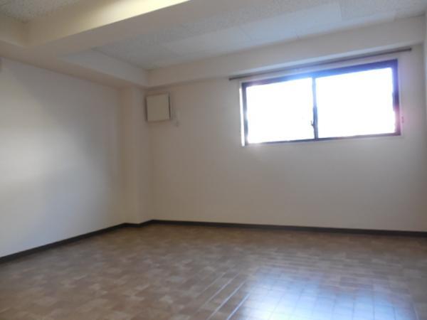 Non-living room. 9 Pledge of free space