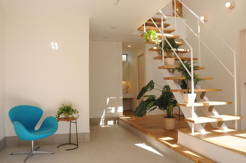 Building plan example (introspection photo). Strip stairs to look at from the front door Doma. Using the solid wood of oak on the floor. Light-drenched toward blow from the top of the window to the stairs became a space that gives the warmth.
