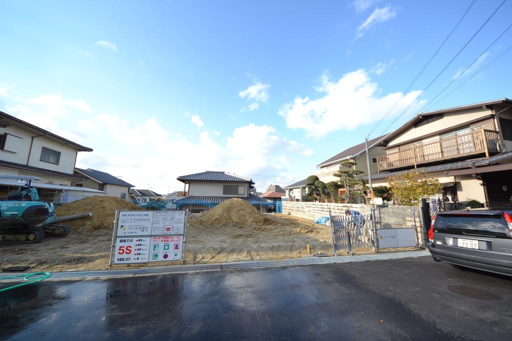 Local photos, including front road. Local (December 9, 2013) Shooting 1 month from the previous shooting ・  ・  ・ It will start construction work from now ・  ・  ・ Sorry for the completion time is delayed. 