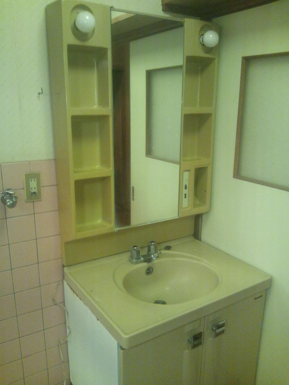 Wash basin, toilet. Indoor (February 2013) Shooting