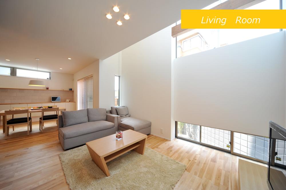 Model house photo. ■ From skylights and large windows that are installed in the living room atrium, Soft light and pleasant wind escape street with nature, Directing the open living spaces.