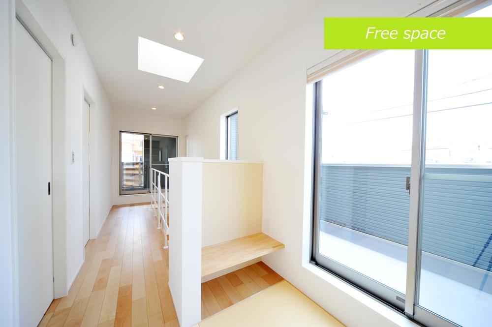 Model house photo. ■ Space of relaxation light and wind to pass through comfortably from the free space balconies and skylight. And read a book because there is also a bench, Family gather second living.