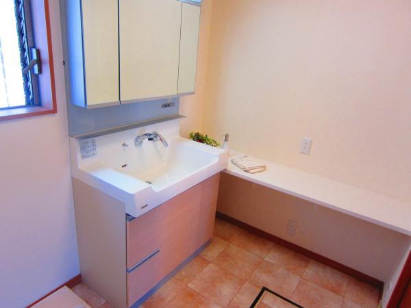 Wash basin, toilet. Wash