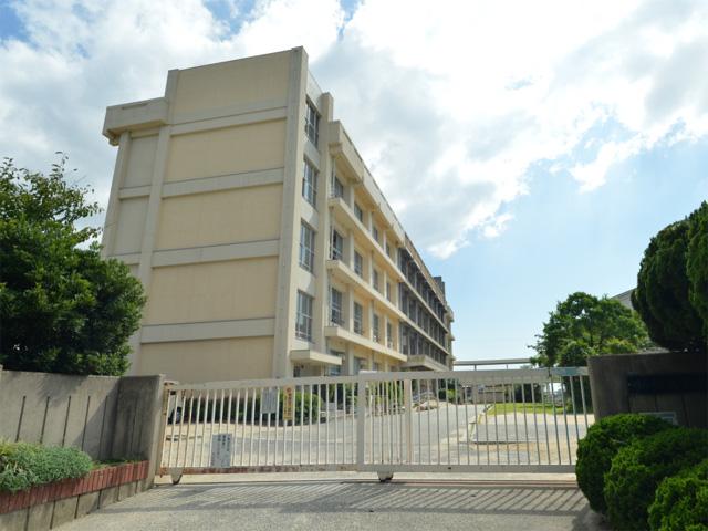 Junior high school. Finance junior high school 1600m to