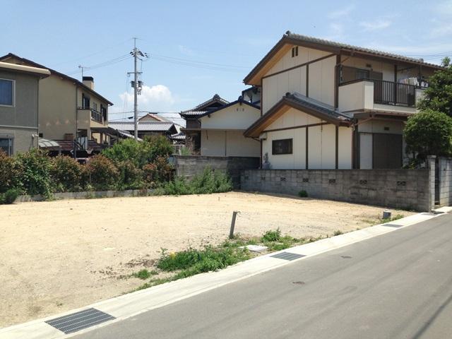 Local photos, including front road. No. 1 destination local photo