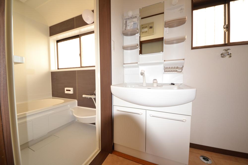 Wash basin, toilet. Local (September 26, 2013) Shooting