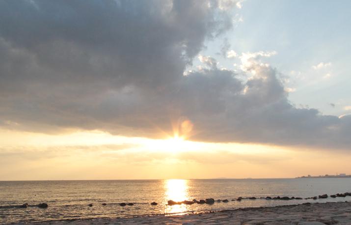 Local land photo. Beaches are dotted and go down to the south. It is also a feature of this area of ​​the beginning there is a marine leisure cycling load of coastline. 