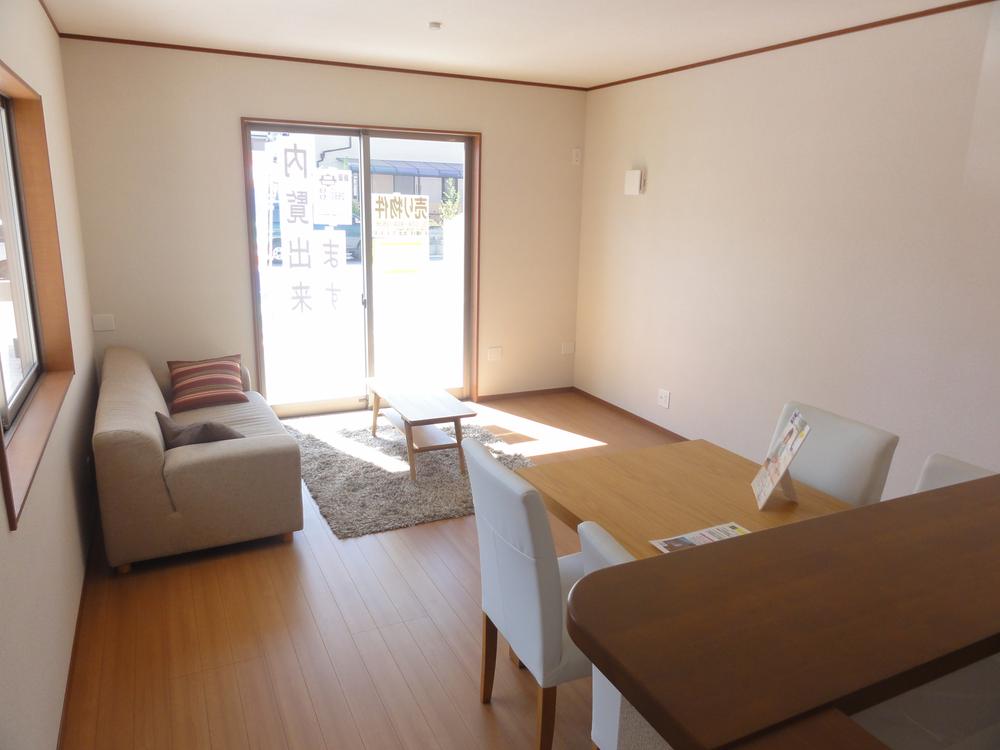 Same specifications photos (living). Same specifications construction cases