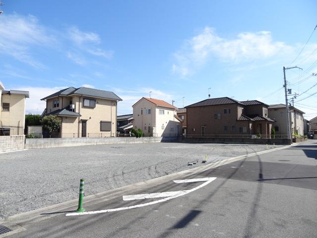 Local photos, including front road. Frontal road