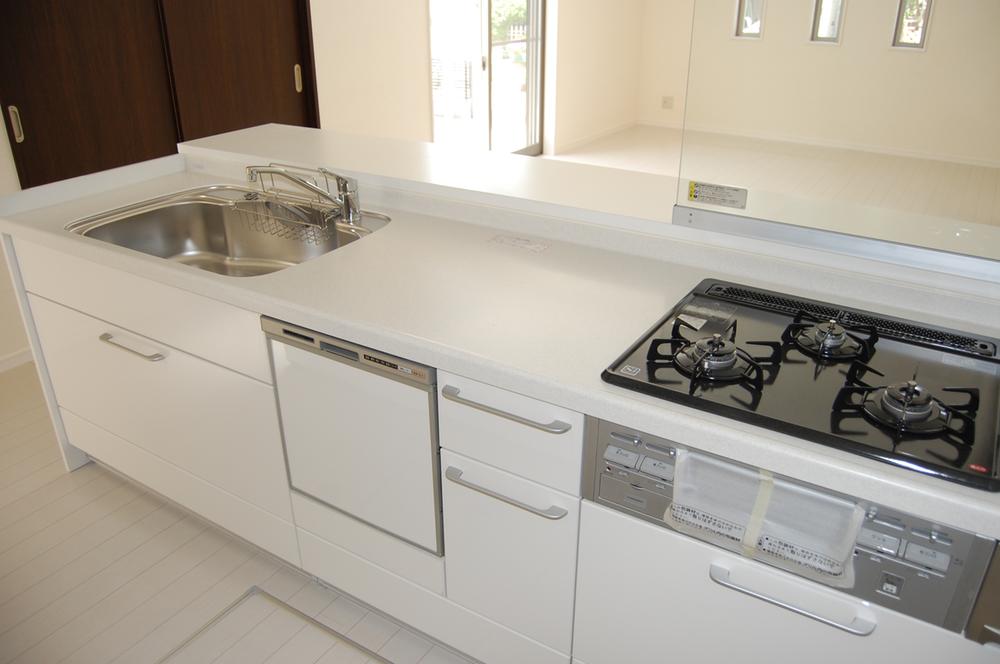 Kitchen. Since it is a face-to-face kitchen you will be able to dishes while taking communication with family ☆ (September 2013) Shooting