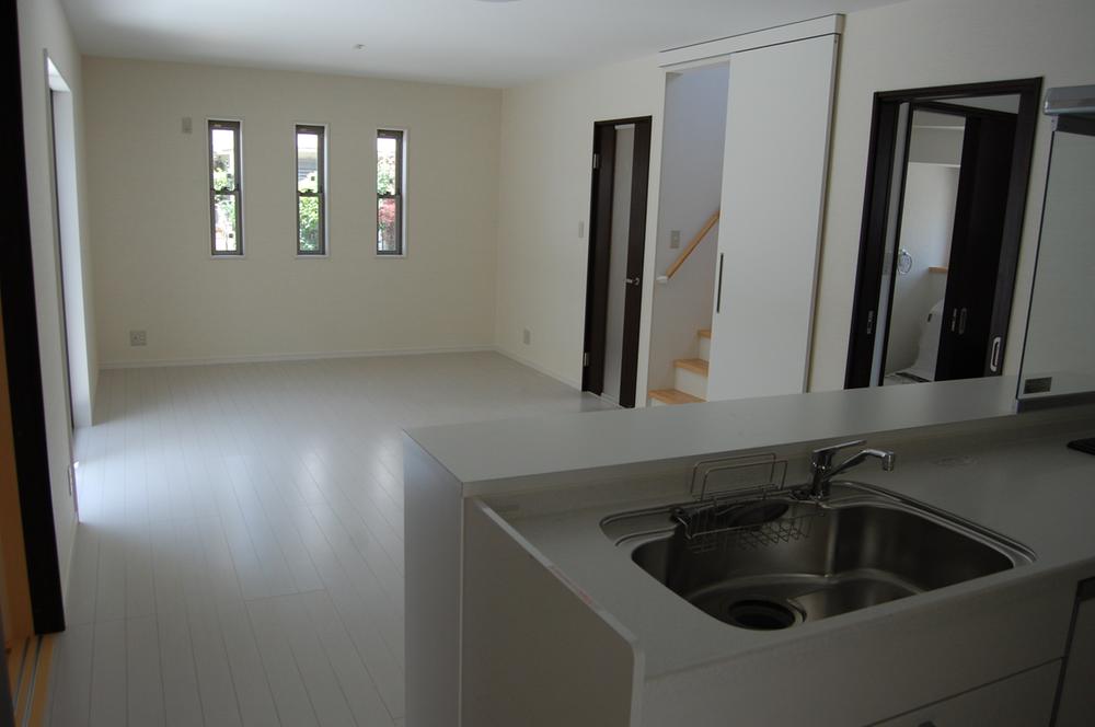 Living. Bright living room light is inserted from two directions (September 2013) Shooting