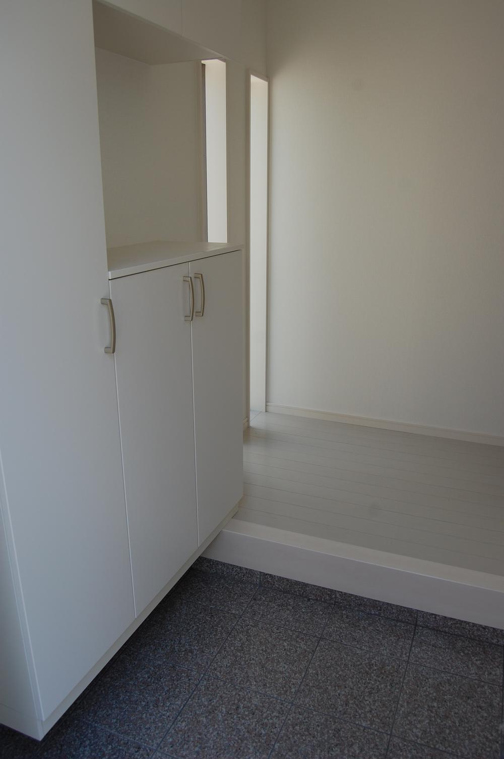 Entrance. We have established an accommodation that can clean and organize around the entrance (September 2013) Shooting