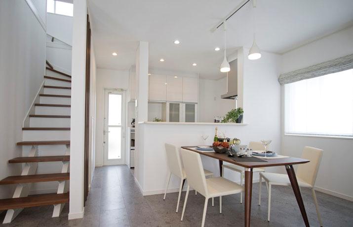 Model house photo. Dining from the model house counter kitchen in public ・ living ・ Japanese-style room overlooks