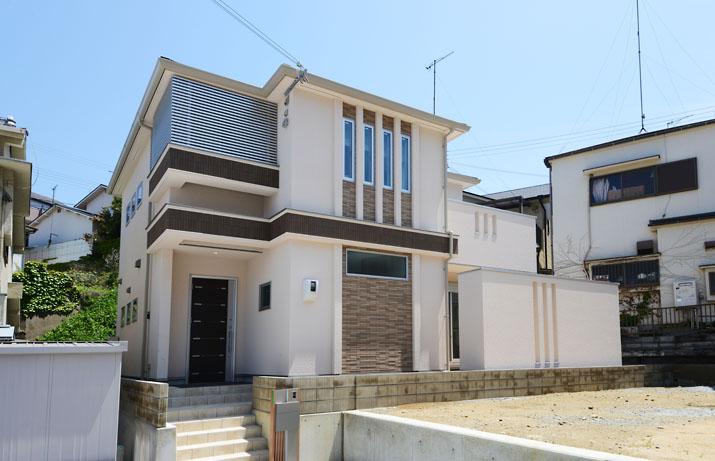 Building plan example (exterior photos). Model house of the neighborhood in the public.
