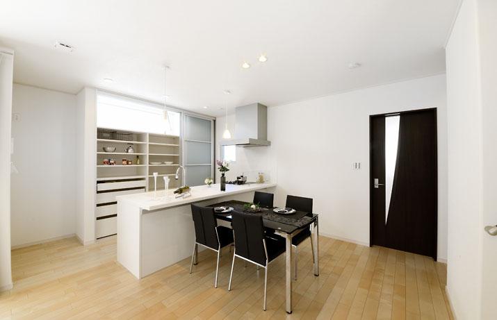 Building plan example (introspection photo). Rich kitchen storage capacity ・ Dining (model house in public in nearby).