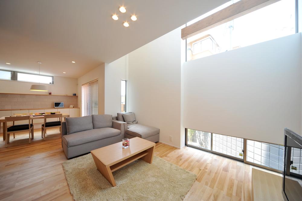 Model house photo. By not place the window to the height of the eyes, It has become a relaxing space blocking the line of sight from the outside. Soft light and a pleasant breeze from the large windows and skylights have directed the open living spaces that pass through a natural.