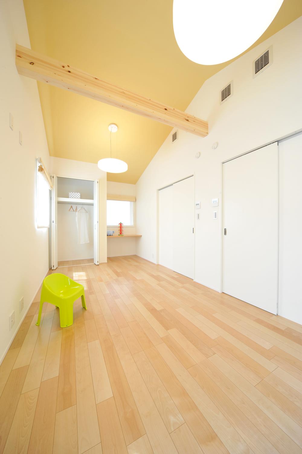 Model house photo. Providing a gradient ceiling, It produces a sense of openness and a sense of fun to the children's room. future, It has become a partition that can be continued room.