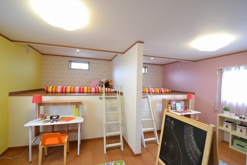 Non-living room. Kids Room with Loft. According to the growth of the child, Possible partition in the room center.