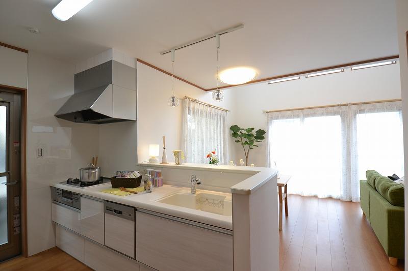 Kitchen. Cleanup system Kitchen Work top ・ Sink artificial marble. Dishwasher, Storage rich floor stocker.