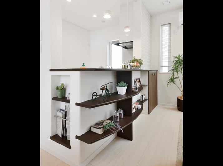 Other introspection. Decorate your favorite small items on the shelves of the counter kitchen. 