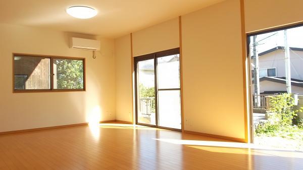 Living. Family reunion in the open living room 14 Pledge