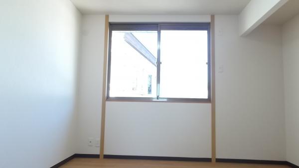 Non-living room. Second floor 8 quires Western-style