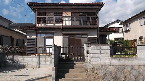 Local appearance photo. And finished with a bright house in the outer wall paint