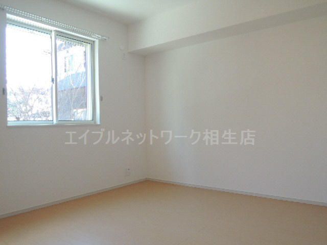 Other room space. The model image