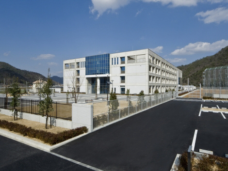 Junior high school. Kamigori 738m until junior high school (junior high school)