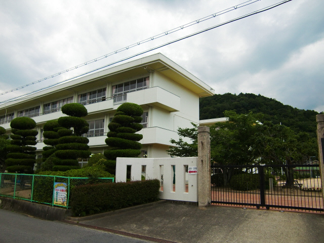 Primary school. Yamanosato up to elementary school (elementary school) 1502m