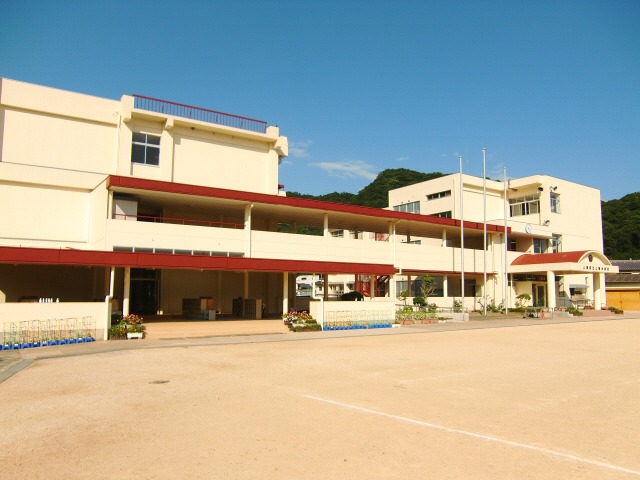 Primary school. Kamigori up to elementary school (elementary school) 776m