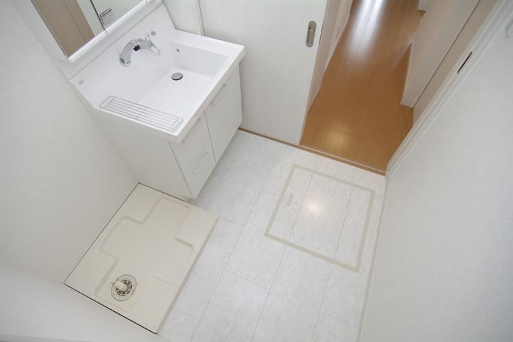 Wash basin, toilet. Spacious is the size of the room also wash room!