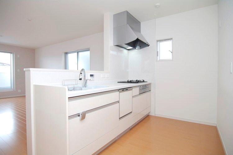 Kitchen. Face-to-face kitchen where you can enjoy a conversation while cooking!