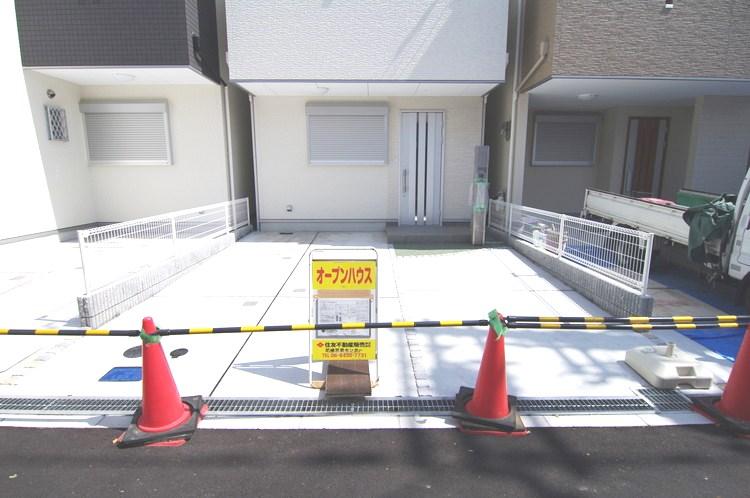 Parking lot. Parking spaces, Width There are about 5m! We put two parking!