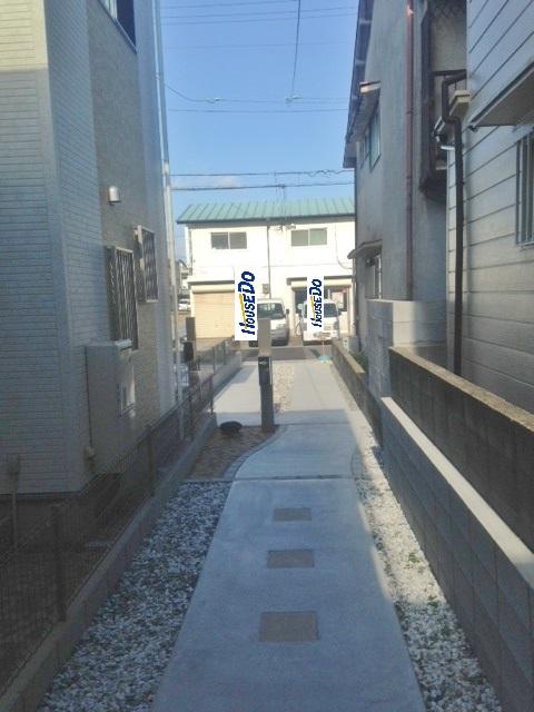 Parking lot. 2 ~ Three available parking (No. 2 locations)