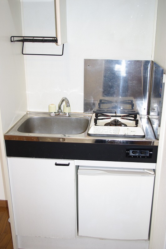 Kitchen. Human mouth gas stove Also equipped with a mini fridge