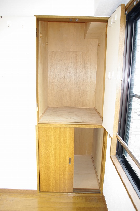 Receipt. Storage space with depth