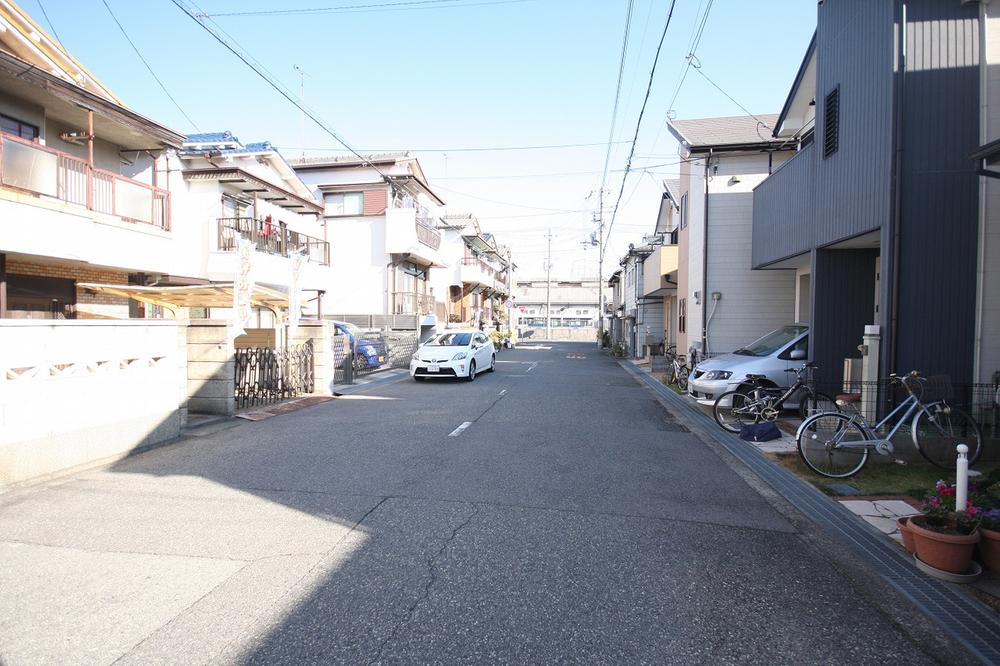 Local photos, including front road. Front road spacious 8m ☆