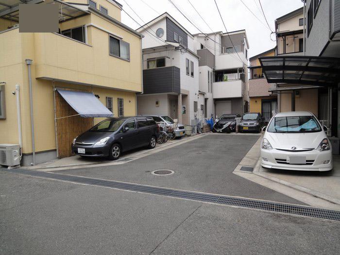 Local photos, including front road. Gourmet City, Cope, Lawson is in the immediate vicinity, It is very conveniently located