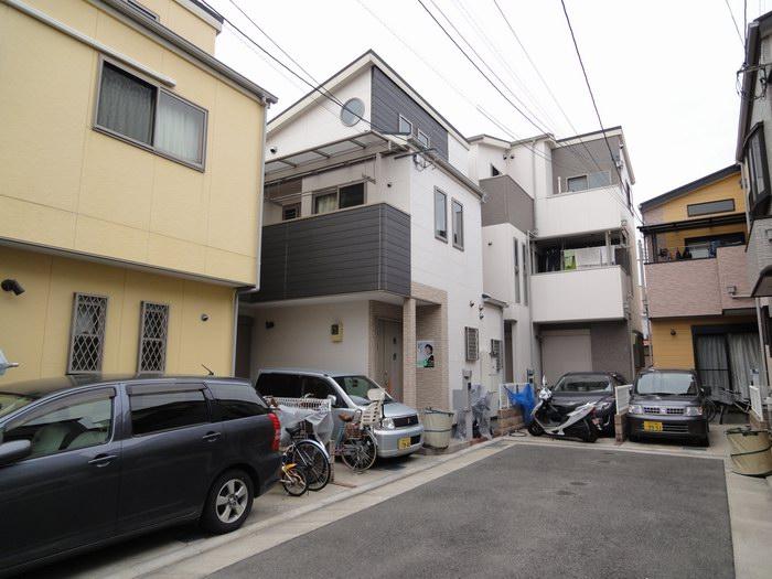 Local photos, including front road. Front road, It is safe you'llcome small children at the position specified road