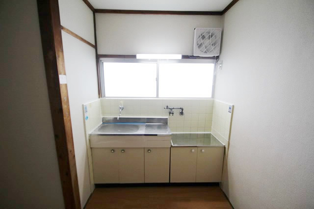 Kitchen. Good ventilation with windows