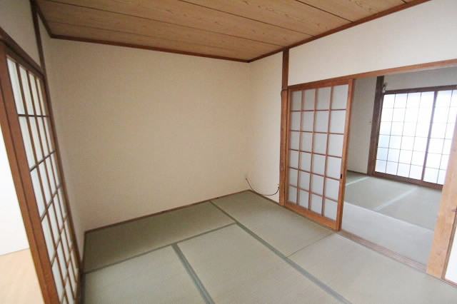 Living and room. Loose use 6 Pledge