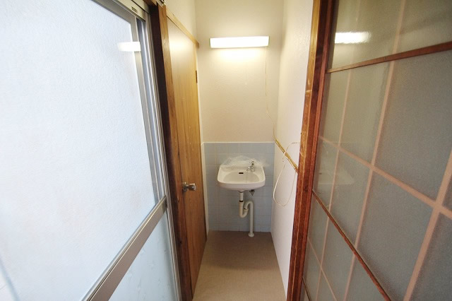 Washroom. Washbasin