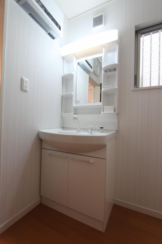 Wash basin, toilet.  ◆ Basin space