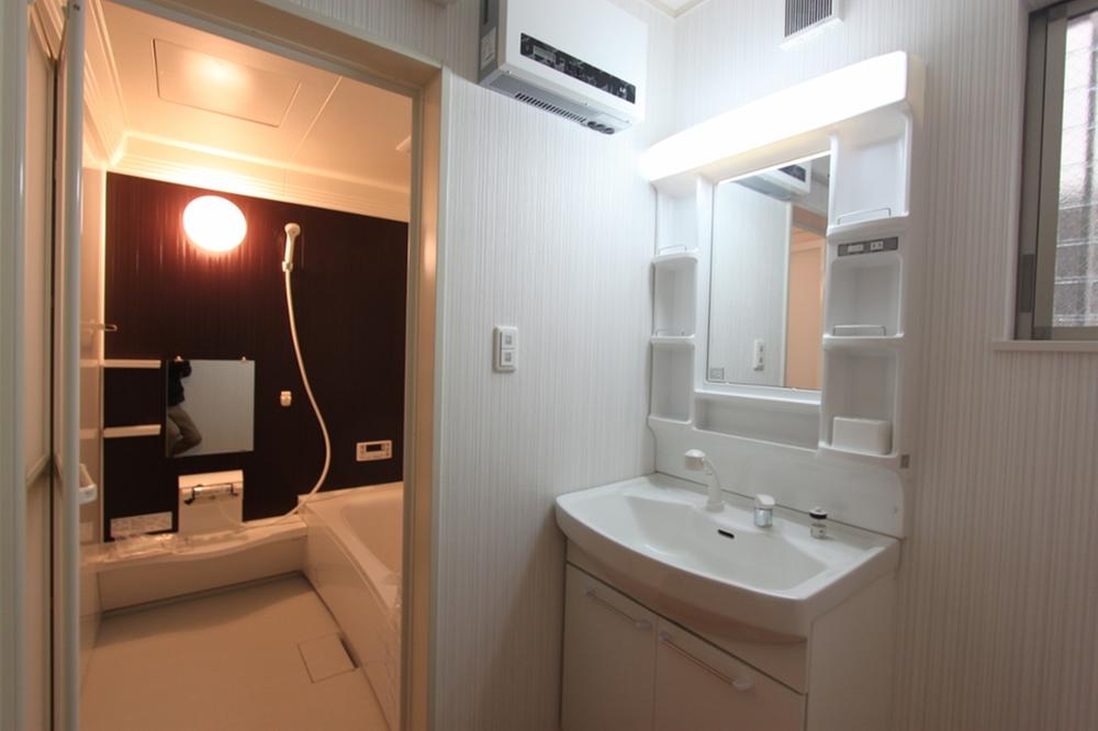 Wash basin, toilet. Wash