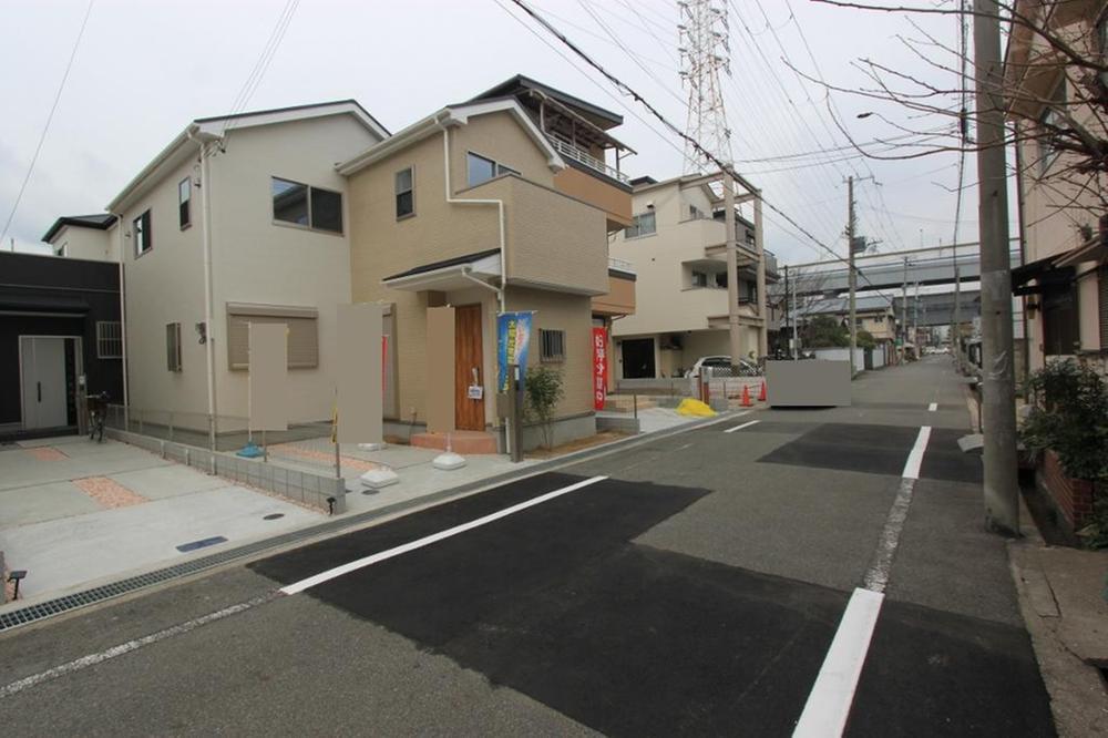 Local photos, including front road.  ◆ Local Photos