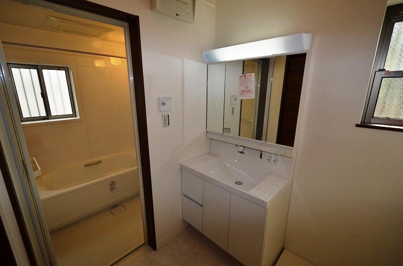 Wash basin, toilet. Indoor (July 2013) Shooting