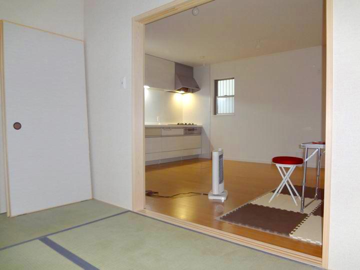 Other introspection. If you remove the sliding door of a Japanese-style room, It will be a very large living room
