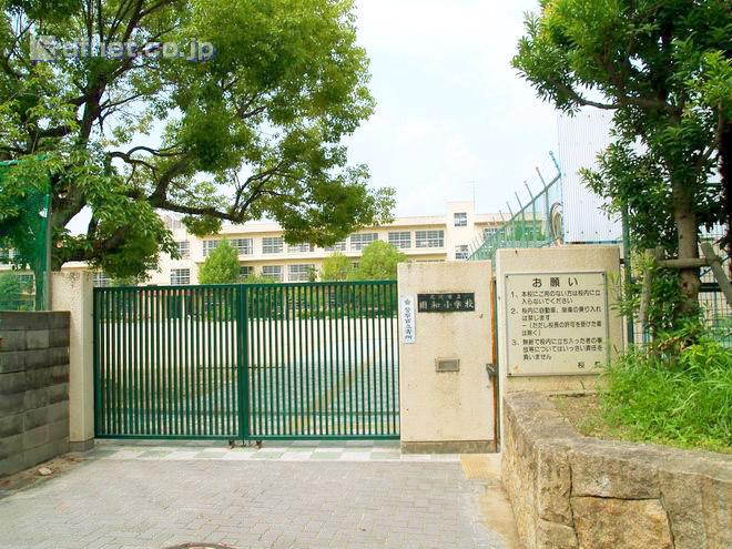 Primary school. 870m until the Amagasaki Municipal Garden sum Elementary School