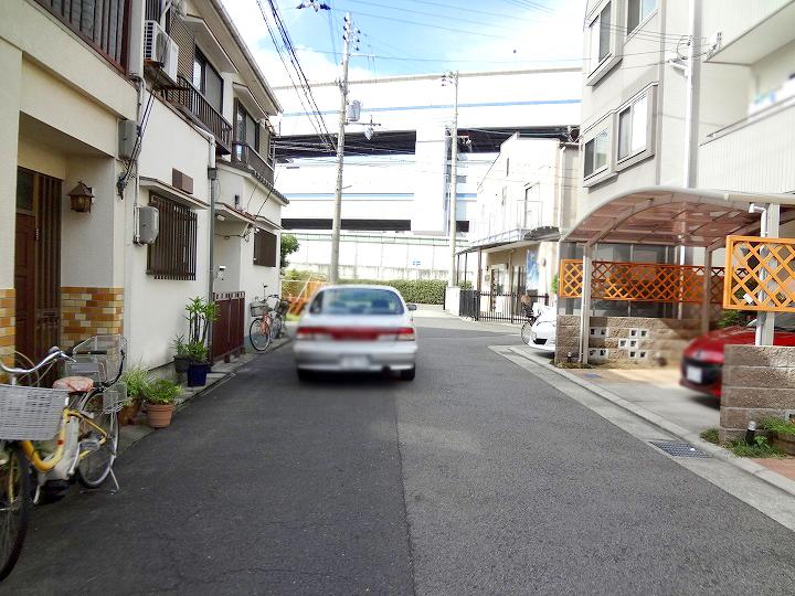 Local photos, including front road. The entire surface of the road as you can see is spacious, Parking is also a breeze